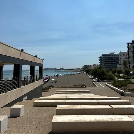 לינה וארוחת בוקר Stella Marina 4*